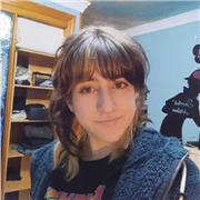 Profesora de inglés imparte clases a niños de todas las edades